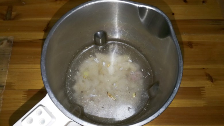 香菜皮冻,放入1000毫升清水,安装好豆浆机启动米糊键,打制成肉皮糊