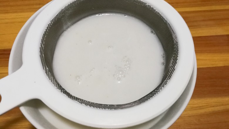 香菜皮冻,用滤勺过滤一遍肉皮糊,皮冻口感会更嫩滑