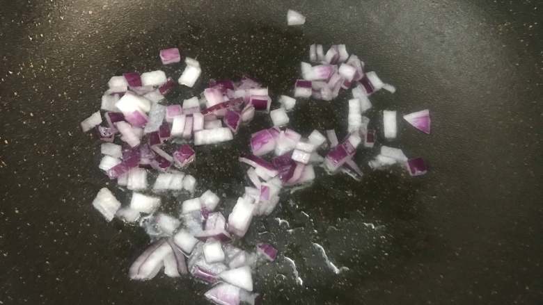 咖喱牛腩饭,洋葱切丁,锅中加入适量食用油,将洋葱丁放入,爆出香味。
