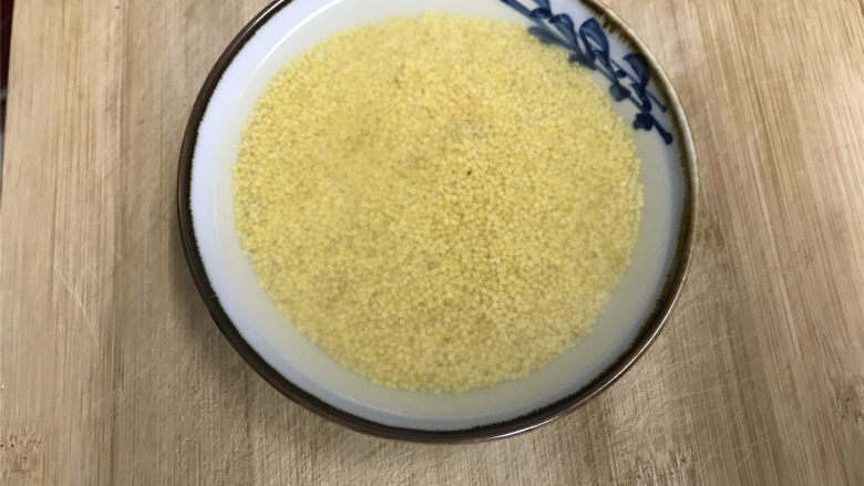 苹果小米粥,小米淘洗干净后浸泡20分钟。