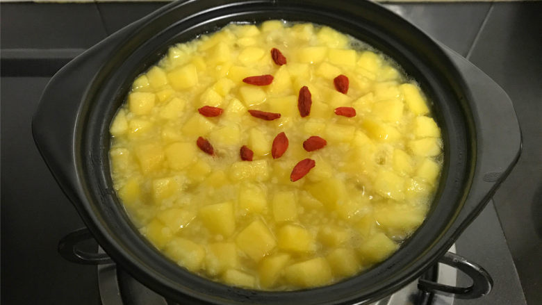苹果小米粥,最后加入1小把洗净的<a style='color:red;display:inline-block;' href='/shicai/ 673'>枸杞</a>。