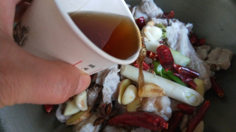 新文美食 皇后锅秘制排骨,倒入<a style='color:red;display:inline-block;' href='/shicai/ 718'>料酒</a>。