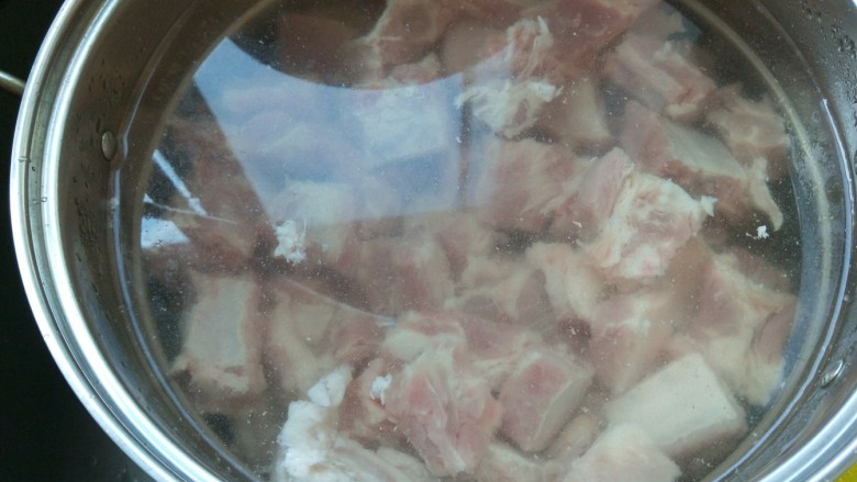 新文美食 皇后锅秘制排骨,用冷水泡30分钟捞出来。