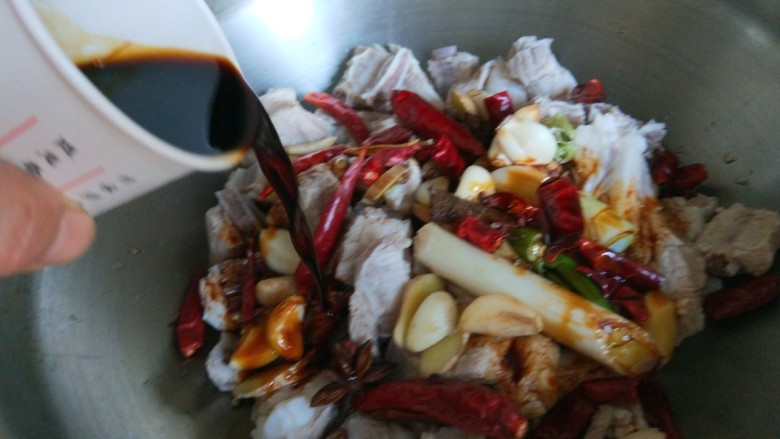新文美食 皇后锅秘制排骨,倒入<a style='color:red;display:inline-block;' href='/shicai/ 788'>生抽</a>。