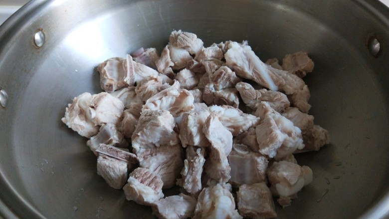 新文美食 皇后锅秘制排骨,控好的排骨倒入锅中。