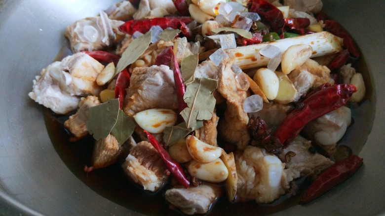 新文美食 皇后锅秘制排骨,撒上适量<a style='color:red;display:inline-block;' href='/shicai/ 866'>冰糖</a>。