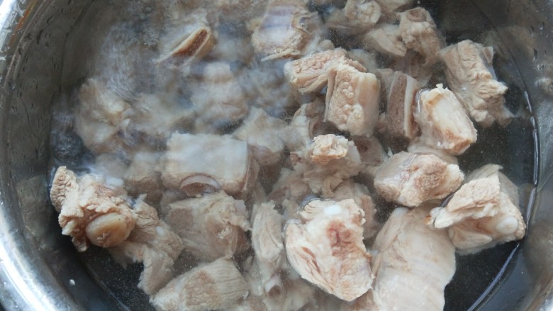 新文美食 皇后锅秘制排骨,在加入冷水洗干净。