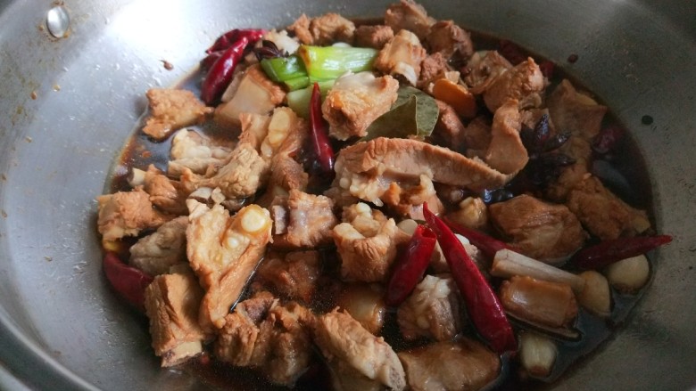 新文美食 皇后锅秘制排骨,中途翻一下锅。
