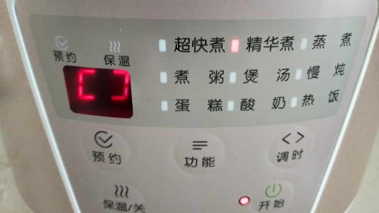 香菇腊肠土豆焖饭,电饭煲开精华煮键,开始煮米饭