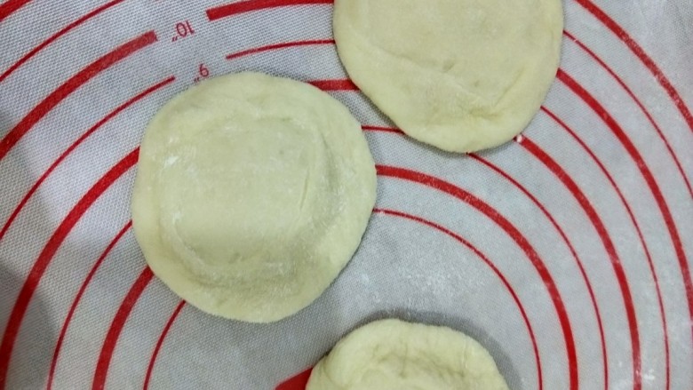 小兔子乖乖包,把面团擀成中间后,周围薄的面皮。