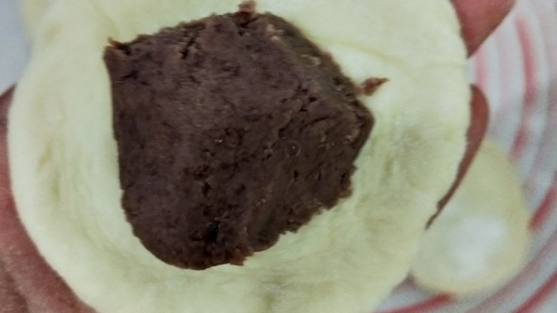 小兔子乖乖包,然后放入适量绿豆馅,捏好。