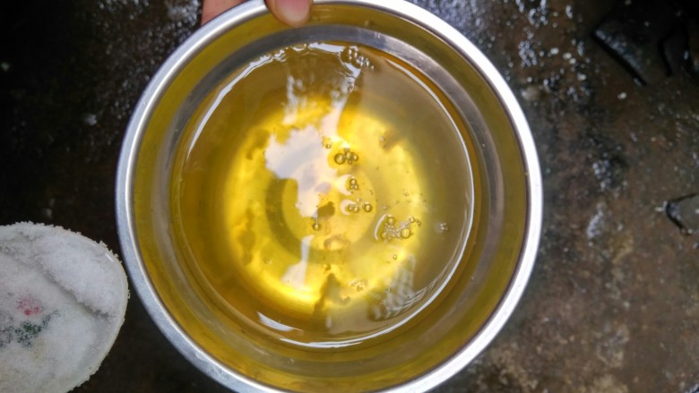胡萝卜鸡蛋炒,蛋清加少许盐和花生油,用筷子搅拌均匀。