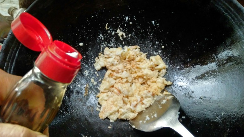 胡萝卜鸡蛋炒,热锅中放适量花生油,油热缓缓倒入蛋液,轻轻翻炒,定型后加入几滴酱油。