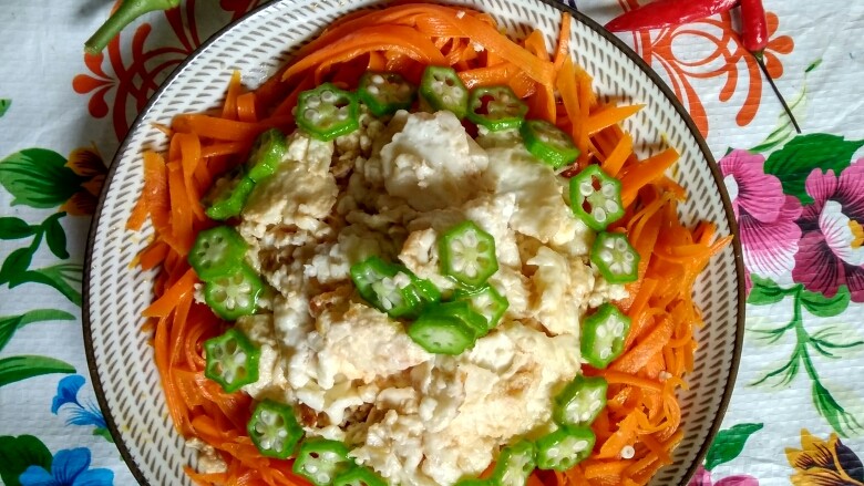 胡萝卜鸡蛋炒,用筷子将秋葵夹到蛋白周围围装饰一圈,顶上再放几片装饰,完成( '▿ ' )。