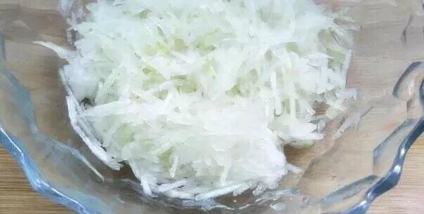 冬瓜豆腐丸子,冬瓜擦成细丝,加1勺盐拌匀,腌制5分钟。