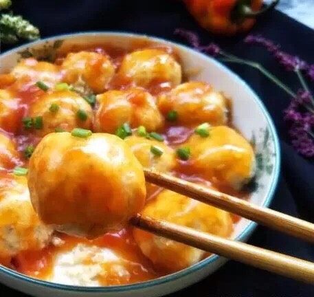 冬瓜豆腐丸子,最后在蒸好的丸子表面上浇上我们刚刚已经做好的酱汁,表面上撒入一些葱花,这样美味的冬瓜丸子就已经制作完成了。