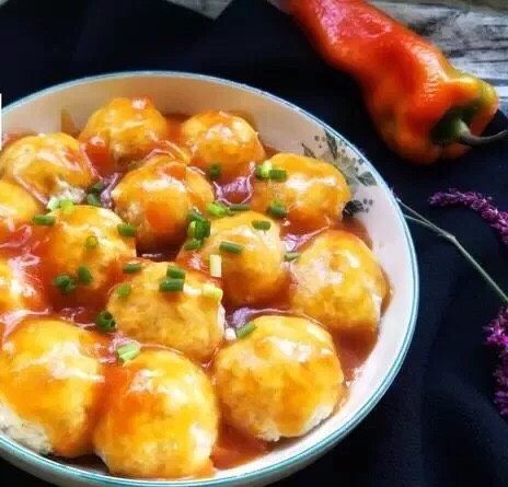 冬瓜豆腐丸子,看上去就特别的好看,这样做出来的丸子还特别的有营养,比肉丸子好吃多了,喜欢的可以在家里试一试哦。