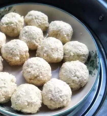 冬瓜豆腐丸子,蒸锅内放入适量的水,放入丸子,大火蒸10分钟左右,熟透即可食用。