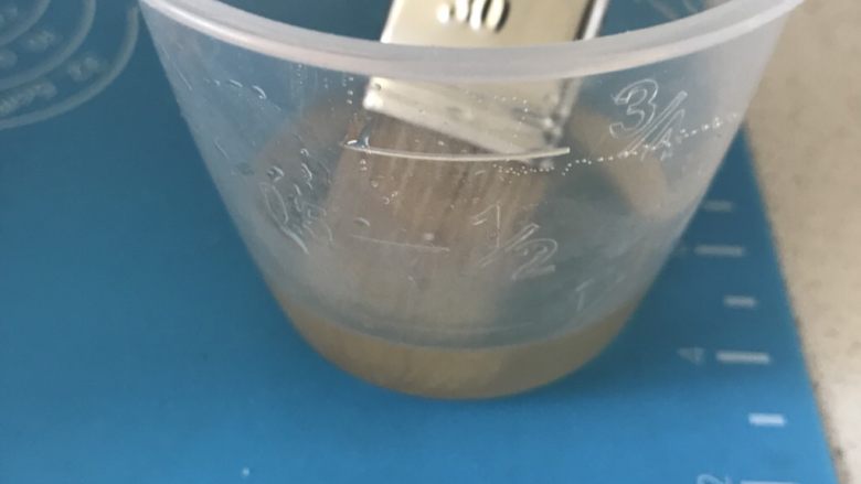 平底锅孜然鸡翅,准备蜂蜜水备用（少许蜂蜜加等量的水搅拌均匀即可）