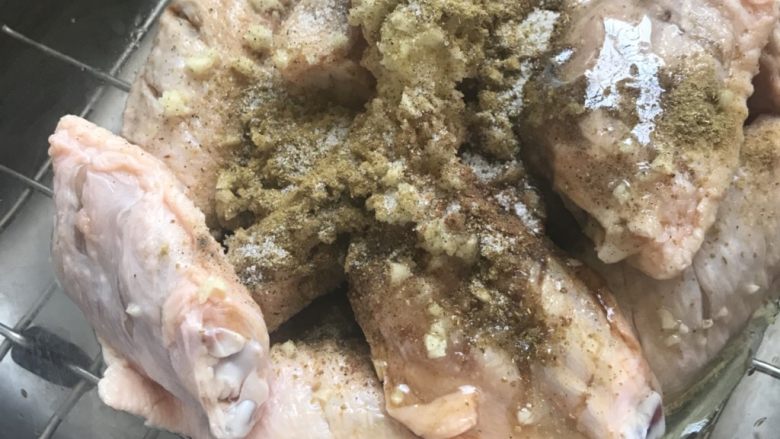 平底锅孜然鸡翅,<a style='color:red;display:inline-block;' href='/shicai/ 96'>鸡翅</a>清洗干净，沥水后给它划上3刀放入碗中，依次加入切好的<a style='color:red;display:inline-block;' href='/shicai/ 6559'>蒜蓉</a>、<a style='color:red;display:inline-block;' href='/shicai/ 788'>生抽</a>、<a style='color:red;display:inline-block;' href='/shicai/ 762'>老抽</a>、<a style='color:red;display:inline-block;' href='/shicai/ 134340'>黑胡椒粉</a>、<a style='color:red;display:inline-block;' href='/shicai/ 12043'>花椒粉</a>、<a style='color:red;display:inline-block;' href='/shicai/ 146542'>孜然粉</a>、<a style='color:red;display:inline-block;' href='/shicai/ 865'>蜂蜜</a>和一小撮盐，搅拌均匀，腌制20分钟。