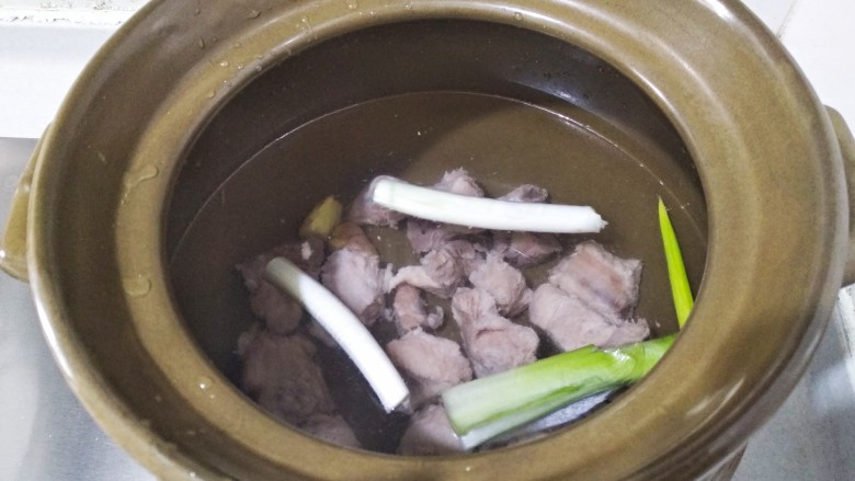萝卜排骨汤,注入适量的清水,然后盖上锅盖大火烧开,转小火炖一个小时。