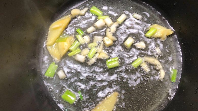韩式泡菜锅,锅里放入适量油,放入姜片、蒜末、葱白炒香