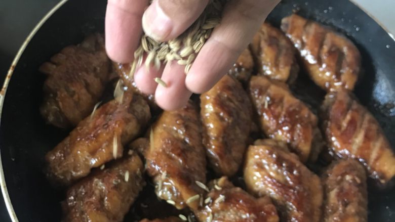 平底锅孜然鸡翅,平底锅中加少许油，开小火将鸡翅平铺，煎至变色后翻面，两面都煎至焦黄熟透后将调好的蜂蜜水均匀的刷于鸡翅表面，最后撒上<a style='color:red;display:inline-block;' href='/shicai/ 146573'>孜然粒</a>。