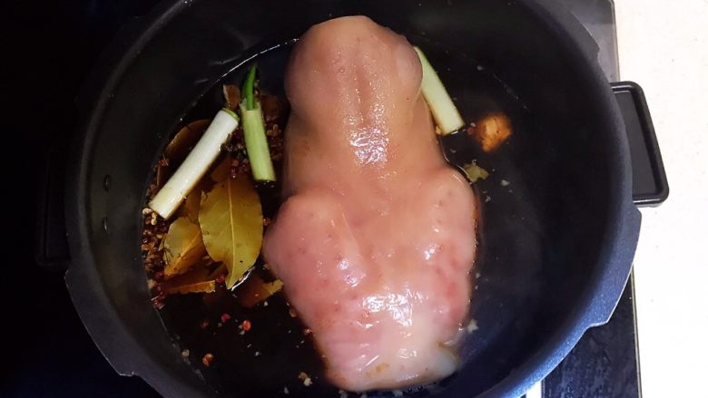 红油猪脸,加入开水,水量没过猪脸
