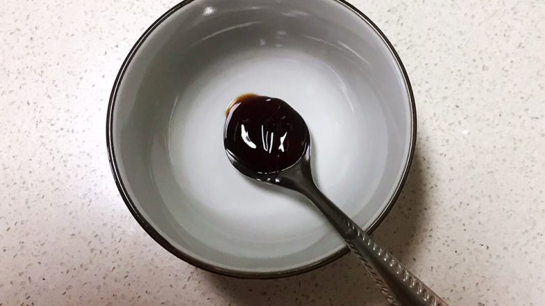 红油猪脸,调制碗汁:在碗里加入1勺<a style='color:red;display:inline-block;' href='/shicai/ 721'>蚝油</a>