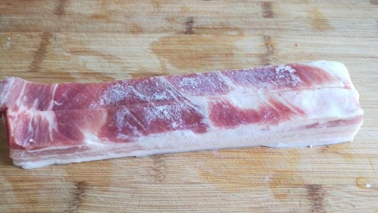 新文美食 秘制猪肉白菜炖粉条,<a style='color:red;display:inline-block;' href='/shicai/ 428'>五花肉</a>一条,中间切开。