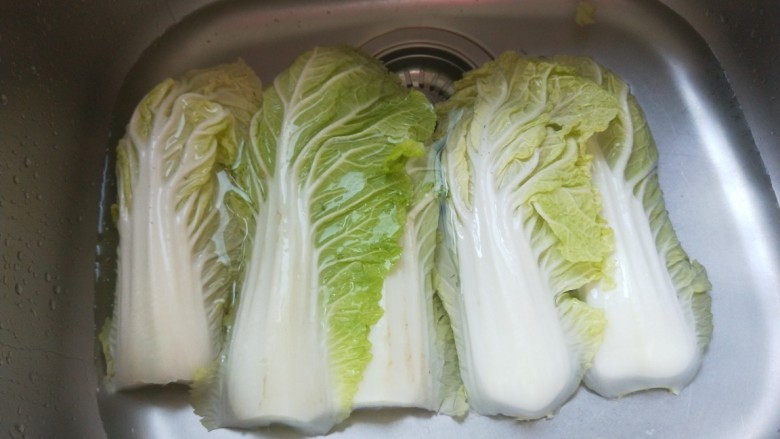新文美食 秘制猪肉白菜炖粉条,把外面的白菜帮洗干净。