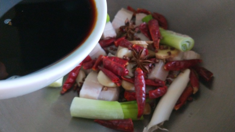 新文美食  秘制猪肉白菜炖粉条,加入半碗<a style='color:red;display:inline-block;' href='/shicai/ 135284'>美味鲜酱油</a>，<a style='color:red;display:inline-block;' href='/shicai/ 86474'>干辣椒</a>，葱姜蒜，<a style='color:red;display:inline-block;' href='/shicai/ 695'>八角</a>，<a style='color:red;display:inline-block;' href='/shicai/ 700'>花椒</a>。