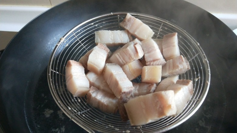 新文美食 秘制猪肉白菜炖粉条,捞出来放入凉水。