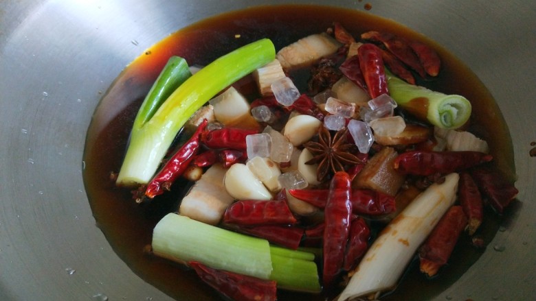 新文美食 秘制猪肉白菜炖粉条,加入适量<a style='color:red;display:inline-block;' href='/shicai/ 866'>冰糖</a>,加入一碗开水。