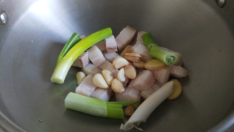 新文美食 秘制猪肉白菜炖粉条,放入安利皇后锅中。