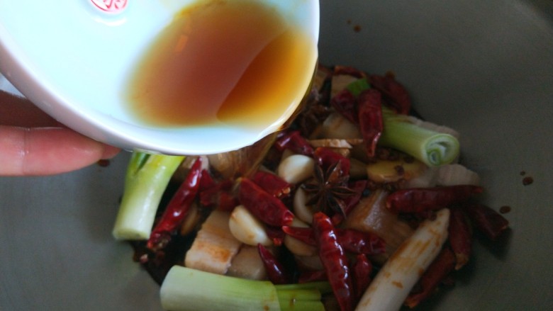 新文美食  秘制猪肉白菜炖粉条,倒入半碗<a style='color:red;display:inline-block;' href='/shicai/ 718'>料酒</a>。