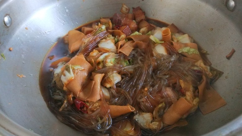 新文美食 秘制猪肉白菜炖粉条,搅拌均匀煮5分钟即可关火。