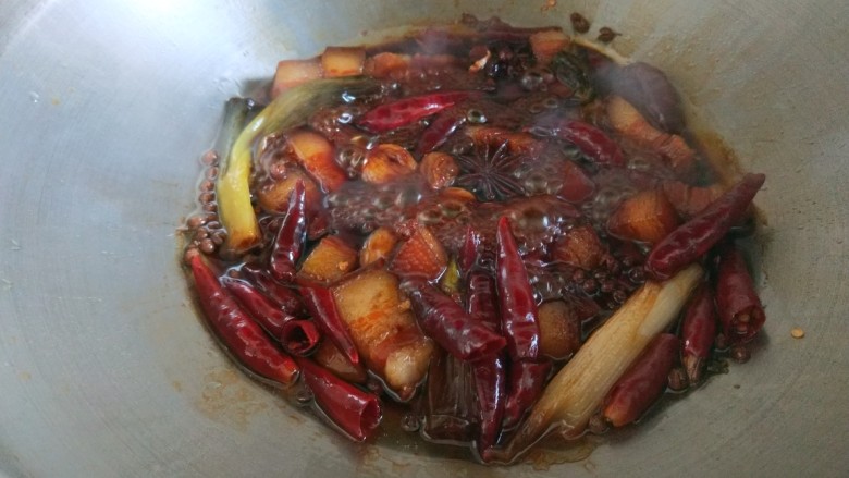 新文美食 秘制猪肉白菜炖粉条,打开锅盖,肉烂汤浓。