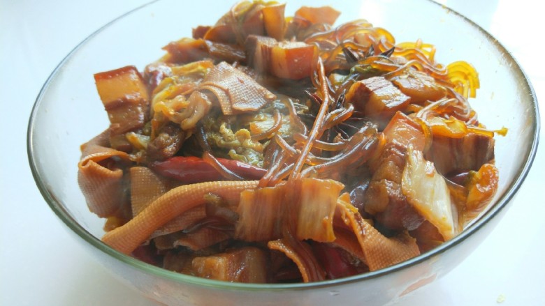 新文美食 秘制猪肉白菜炖粉条,成入大碗上桌。