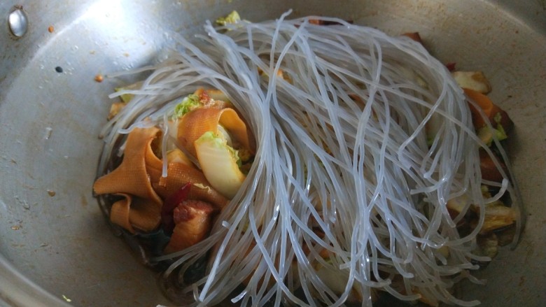 新文美食 秘制猪肉白菜炖粉条,粉条提前泡软放入锅中。