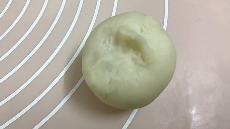 十味 皮薄馅大的莲蓉蛋黄酥,包好收口,一定要收紧口不然烤的时候会裂开哦