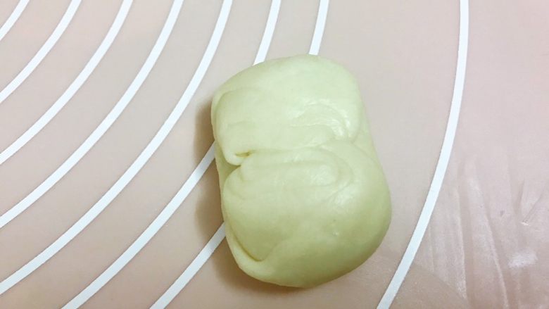 十味 皮薄馅大的莲蓉蛋黄酥,用大拇指往里捏扁,再把面团擀成圆形