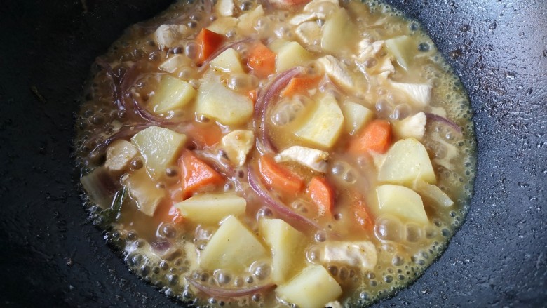 大白咖喱鸡饭,继续大火煮至汤浓稠,关火。