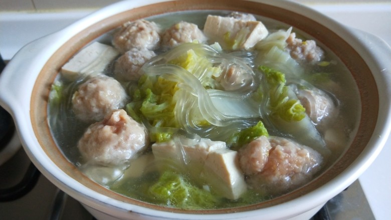 新文美食 猪肉丸子粉条煮白菜,搅拌均匀即可。