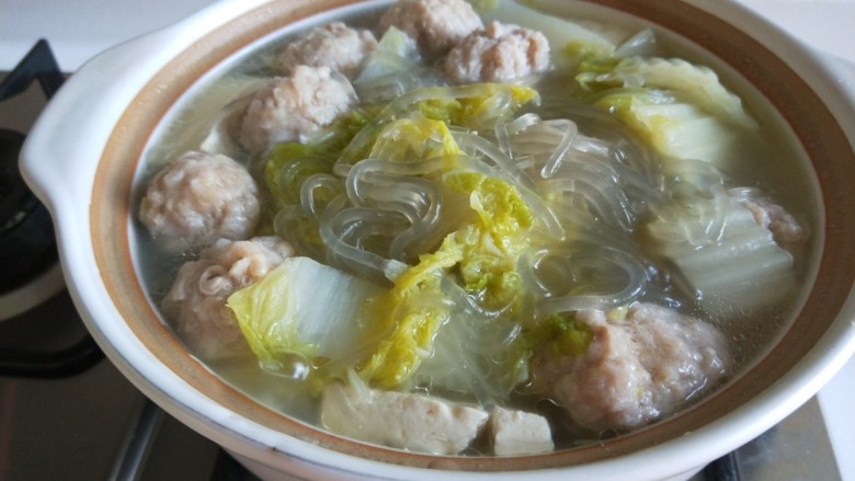 新文美食 猪肉丸子粉条煮白菜,出锅放入<a style='color:red;display:inline-block;' href='/shicai/ 134292'>白胡椒</a>,盐,鸡精。