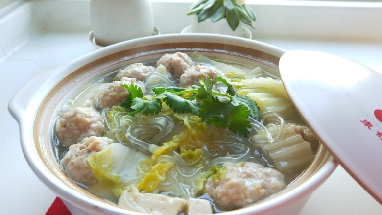 新文美食 猪肉丸子粉条煮白菜,撒上香菜即可食用。