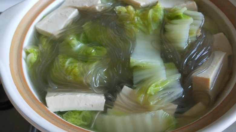 新文美食 猪肉丸子粉条煮白菜,在搅拌均匀。