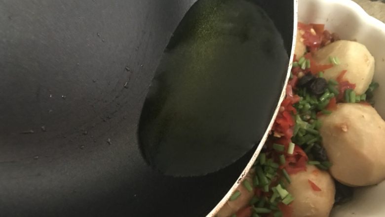 剁椒蒸芋艿,比肉还好吃,均匀倒在葱花上。