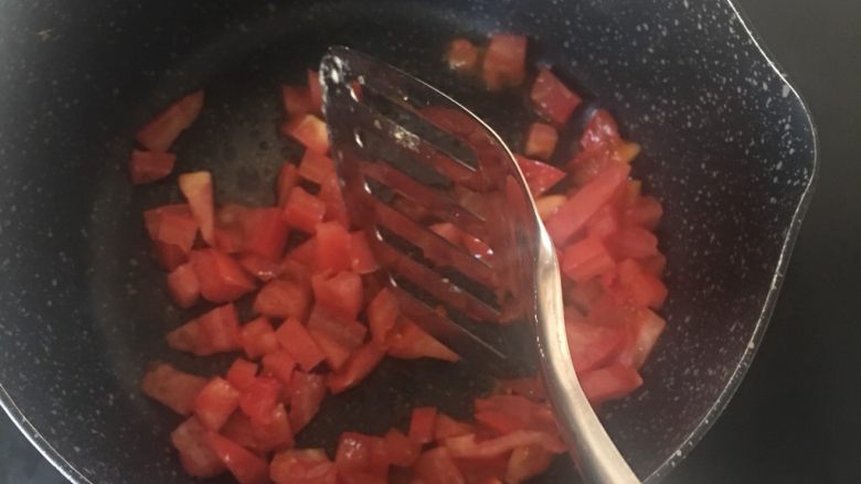 杂蔬蛋炒饭,4️⃣ 锅子不用洗,直接倒入番茄丁翻炒2分钟至微微出汁。