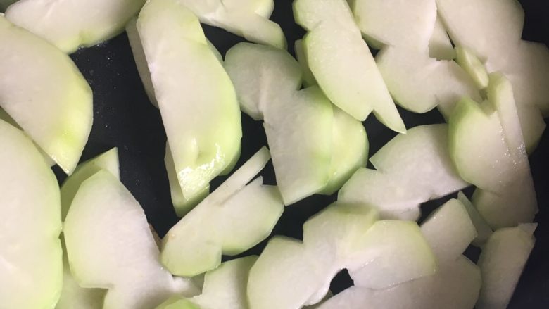 佛手瓜炒猪颈肉,热锅放油,放入2片姜片爆香,倒入佛手瓜翻炒几下,放入盐,加入适量清水煮2分钟